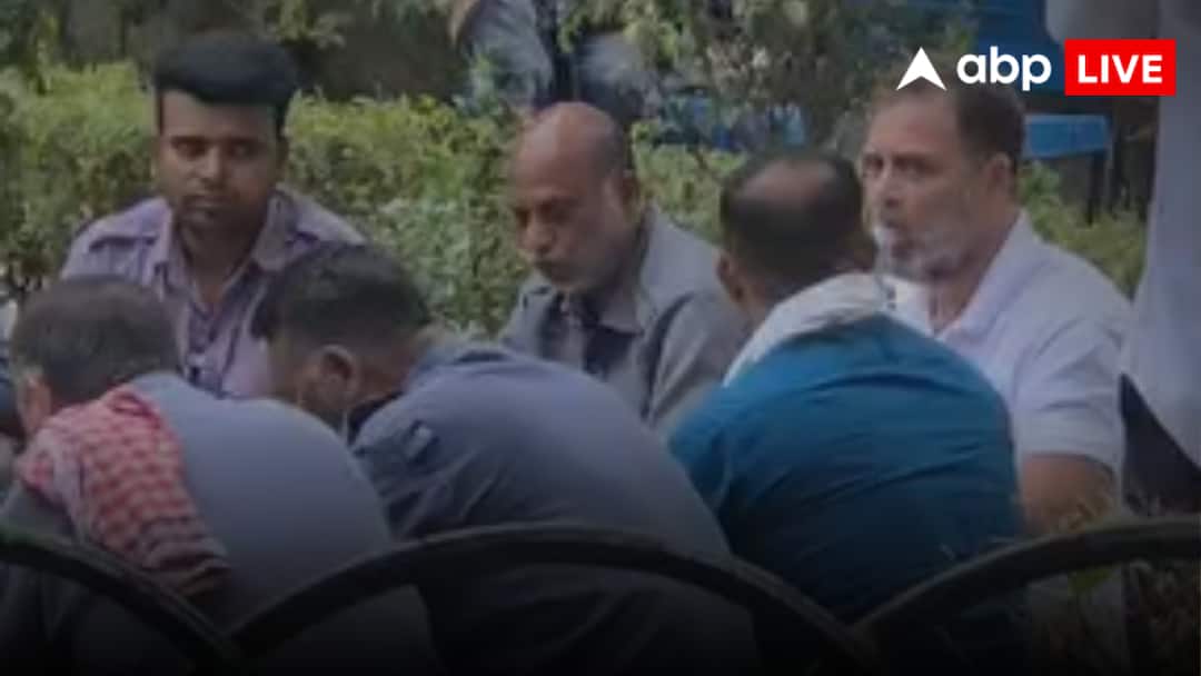 Rahul Gandhi Auto Driver: जमीन पर बैठ ऑटो चालकों संग खाना खाते दिखे कांग्रेस नेता राहुल गांधी, तस्वीरें वायरल